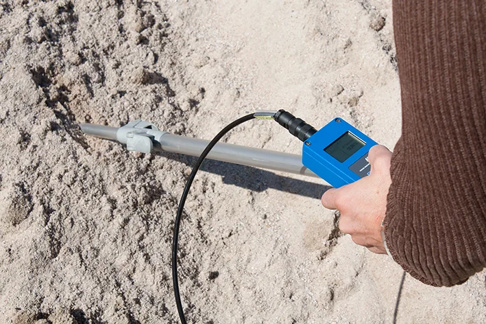 HD2 display mounted on the pole — read the value where you take it