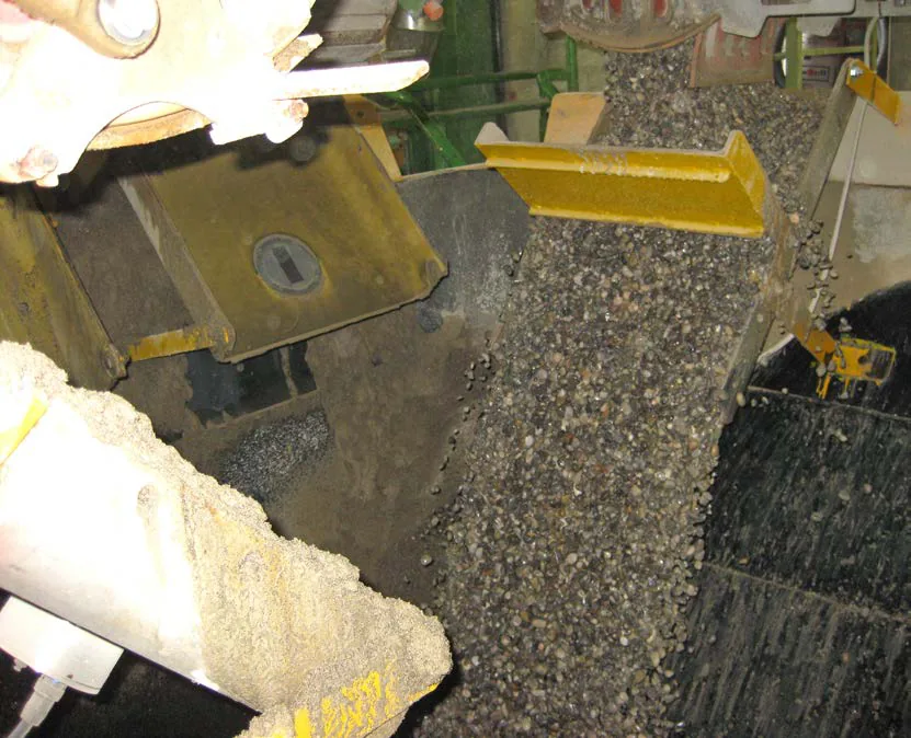 Conveyor discharge installation
