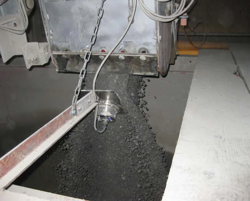 Sensor face after service in abrasive aggregate